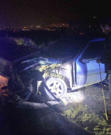 Freni boşalan otomobil yolcu otobüsüyle çarpıştı