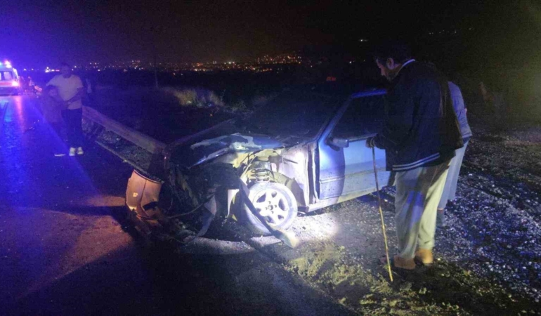 Freni boşalan otomobil yolcu otobüsüyle çarpıştı