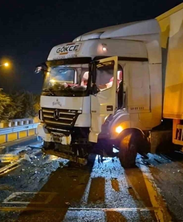 Tır bariyerlere çarptı, Tekirdağ-İstanbul yolu trafiğe kapandı