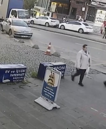 Ataşehir’de kamyonet durağa daldı: Kaza anı kamerada