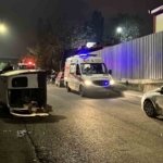 Sarıyer’de otomobil bir araca çarpıp, motosikletin üzerine devrildi: 2 yaralı