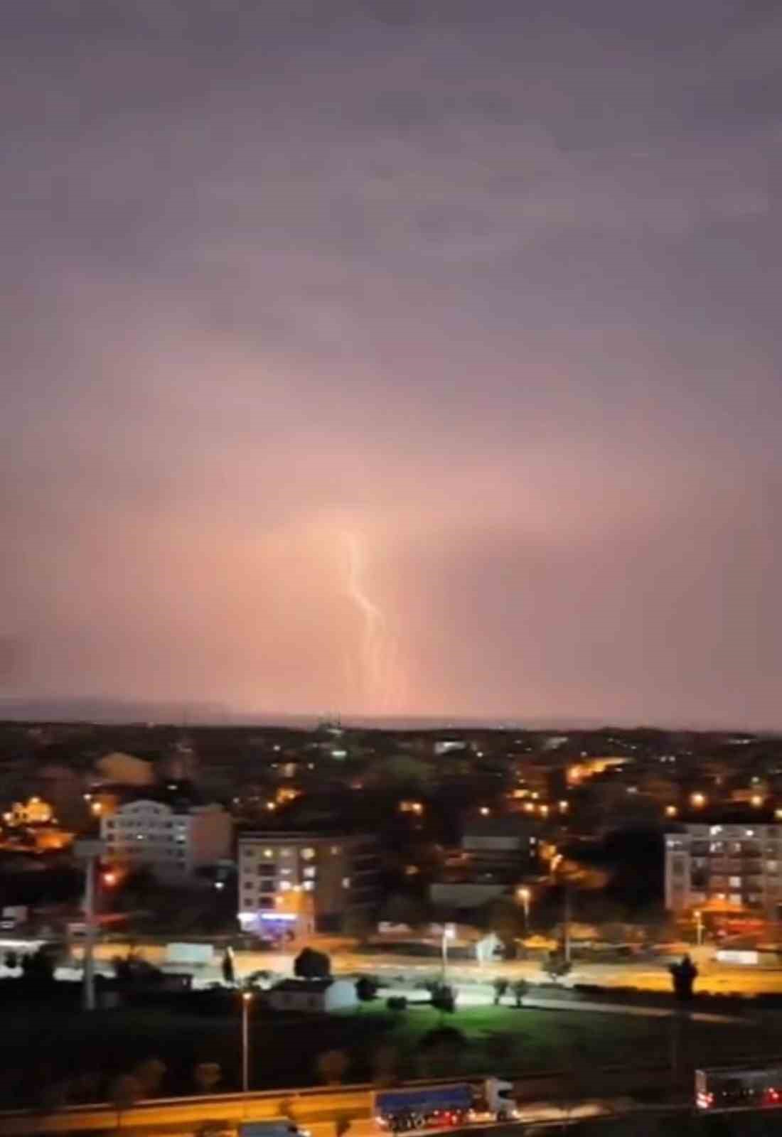 Bursa’da şimşekler geceyi gündüze çevirdi