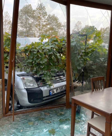 Kocaeli’de kontrolden çıkan otomobil dehşet saçtı: 1 ölü, 3 yaralı