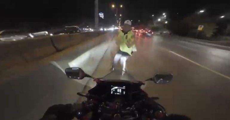 Maltepe’de motosikletin çarptığı trafik polisi yaralandı: Kaza anı kamerada