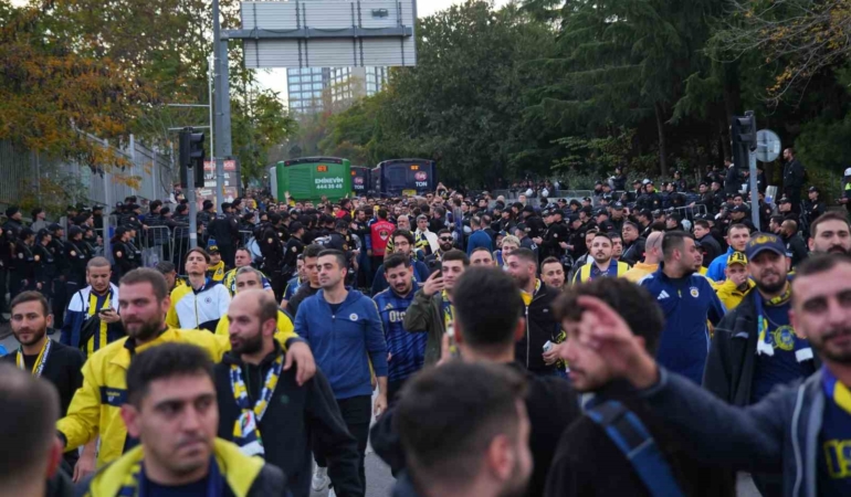 Fenerbahçe taraftarı derbi için stada geldi