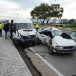 Balıkesir’de işçi servisi ile otomobil çarpıştı: 1 ölü, 4 yaralı