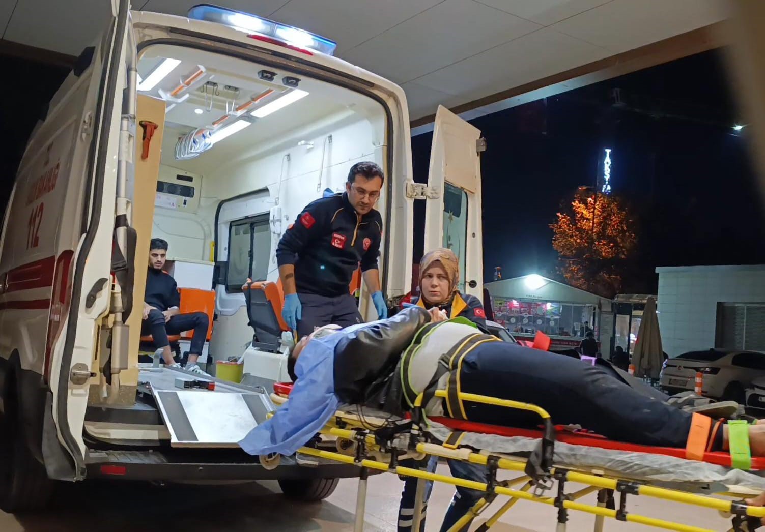 Kontrolden çıkan otomobil ağaca çarptı: 3 kişi yaralandı