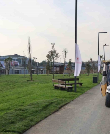 Cumhurbaşkanı Erdoğan, Atatürk Havalimanı Millet Bahçesi’nde esnafı ziyaret etti