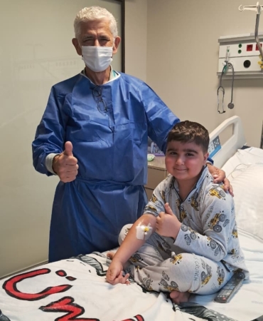 Azerbaycanlı 8 yaşındaki çocuk, kemik iliği nakliyle Türkiye’de hayata tutundu