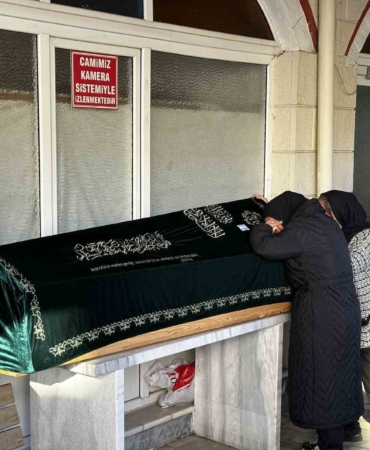 Fabrika yangınında ağır yaralanmıştı: Hastanede hayatını kaybeden Yıldız, son yolculuğuna uğurlandı