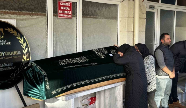 Fabrika yangınında ağır yaralanmıştı: Hastanede hayatını kaybeden Yıldız, son yolculuğuna uğurlandı