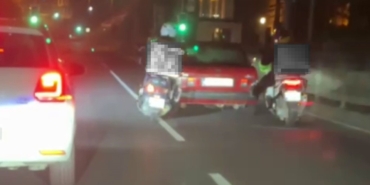 Eyüpsultan’da arızalanan otomobili motokuryeler ayaklarıyla itti