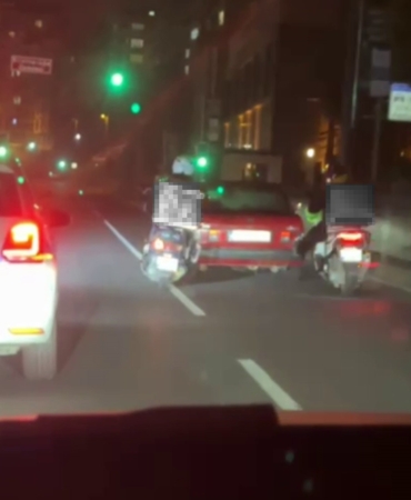 Eyüpsultan’da arızalanan otomobili motokuryeler ayaklarıyla itti