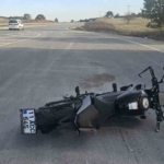 Seyir halindeki motosiklet önüne çıkan köpeğe çarptı: 2 yaralı