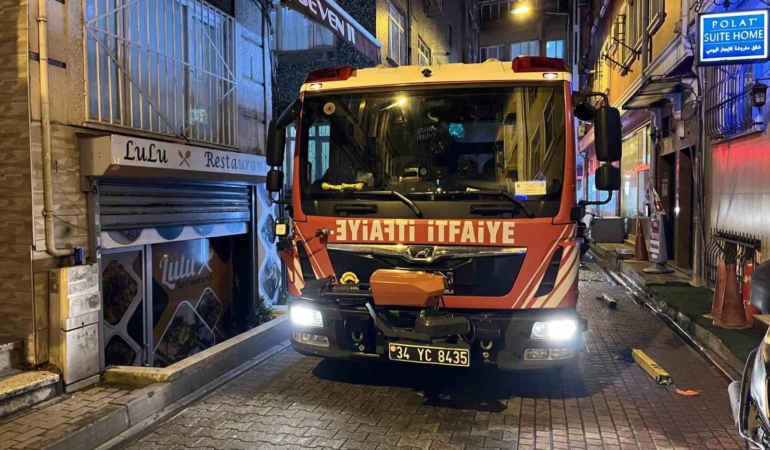 Fatih’te otoparkta çıkan yangın binaya sıçradı: O anlar kamerada