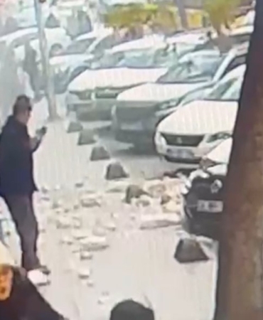 Güngören’de 5 katlı binada balkon çöktü, yayalar son anda kurtuldu