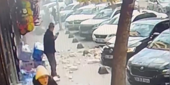 Güngören’de 5 katlı binada balkon çöktü, yayalar son anda kurtuldu