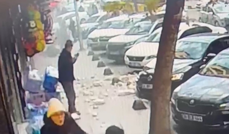 Güngören’de 5 katlı binada balkon çöktü, yayalar son anda kurtuldu