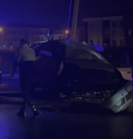 23 yaşındaki genç aydınlatma direğine çarparak yaşamını yitirdi