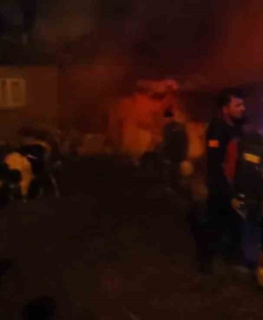 Sındırgı’da hayvan damı ve samanlıkta yangın