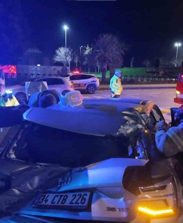 Kadıköy’de virajı alamayan sürücü, takla atıp elektrik direğini devirdi