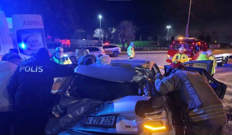 Kadıköy’de virajı alamayan sürücü, takla atıp elektrik direğini devirdi