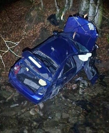 Uçurumdan yuvarlanan otomobilden 3 kişi sağ çıktı