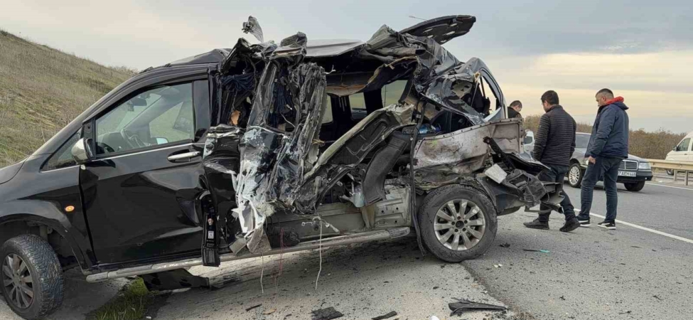 Emniyet şeridindeki VIP yolcu taşıma aracına kamyonet çarptı