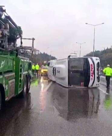 Maltepe’de servis minibüsü devrildi: 5 yaralı