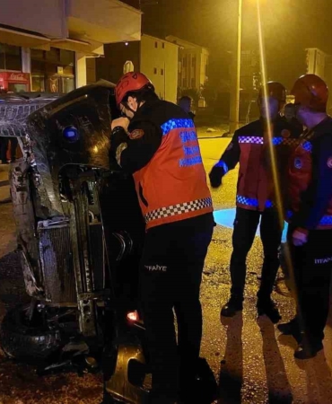 Gazı takılı kalan otomobil beton çite çarparak yan yattı