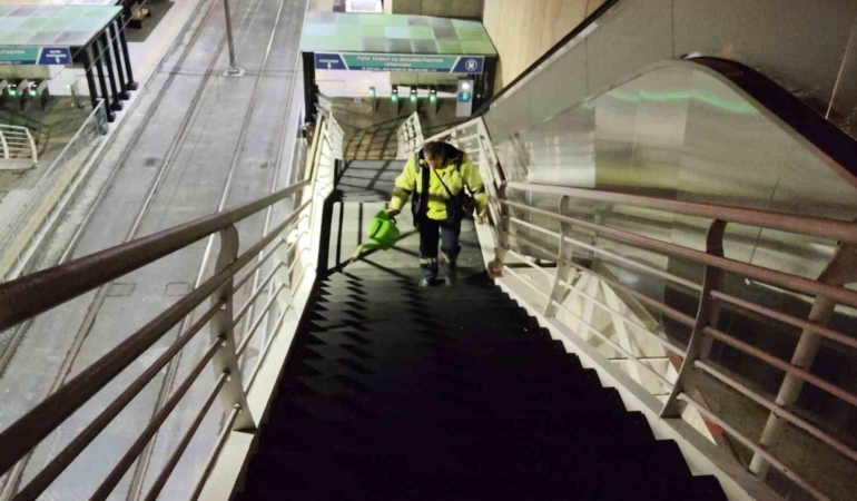 Kocaeli’de üst geçitlerdeki buzlanmaya özel solüsyonla müdahale ediliyor