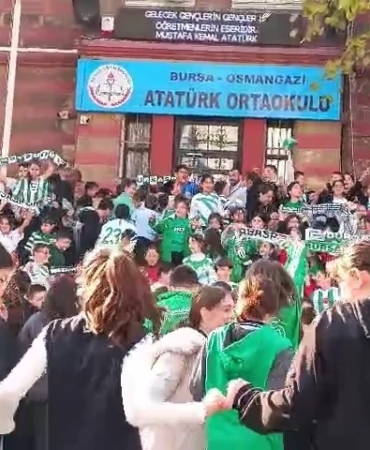 Bursa’da öğrenciler Bursaspor kıyafetleriyle okula geldi