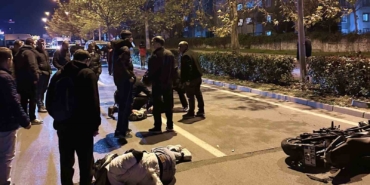 Otomobille çarpışan motosikletteki 2 genç yaralandı