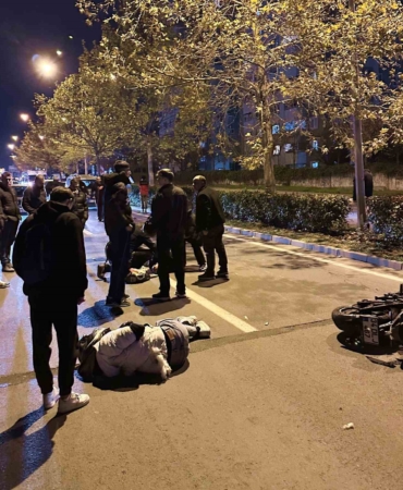 Otomobille çarpışan motosikletteki 2 genç yaralandı