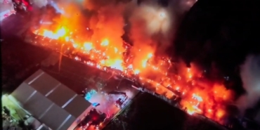 Esenyurt’taki fabrika yangını 4 saattir devam ediyor: Patlamalar peş peşe geldi