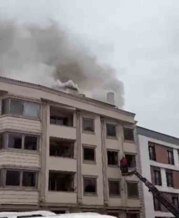 Eskiden otel olarak kullanılan binada çıkan yangın korkuttu