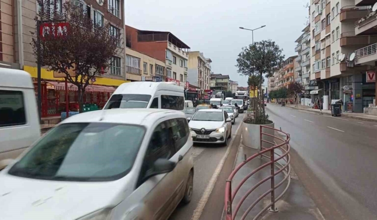Yalova’da köprülü kavşakta çalışma nedeniyle trafik yoğunluk