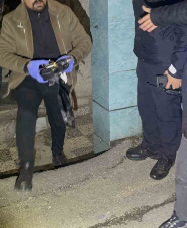 Eve yapılan baskında cephanelik çıktı, arama sırasında polise saldırdılar