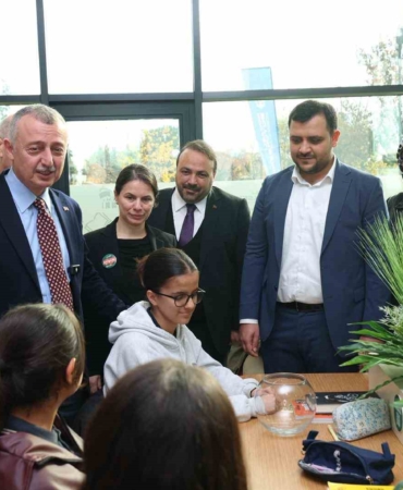 Başkan Büyükakın: "Kütüphanelerde gençlerimizi geleceğe hazırlıyoruz"