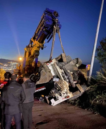 Bursa’da vinçten düşen iş makinesi paniğe neden oldu