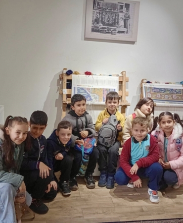 Körfez’de ilkokul öğrencileri Hereke halısının yapım aşamalarını inceledi