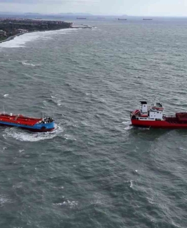 Hava şartları düzeldiğinde karaya oturan gemiyi kurtarma çalışmaları başlayacak