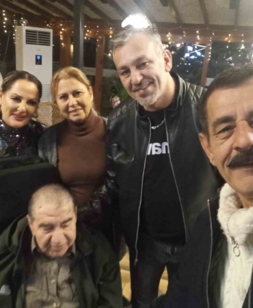 Ayvalıklı sanatçılar Kocabıyık ve Özalp’ten yaşlılara erken yeni yıl kutlaması