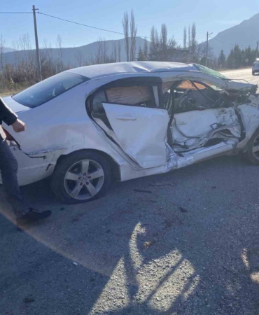 Otomobil ile traktör çarpıştı; 3 yaralı