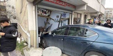 Arnavutköy’de ilginç kaza: Traş olan müşteri ve berbere otomobil çarptı