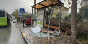 Sürücüsüz hareket eden araç durağa çarptı