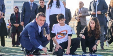 Vali Sözer, özel çocuklarla oyun oynadı