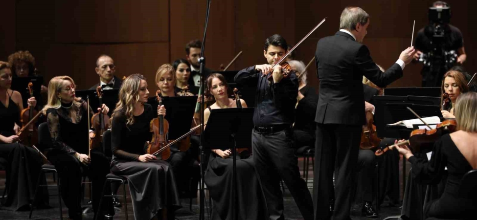 İstanbul Devlet Senfoni Orkestrası Aralık ayının ilk konserinde keman virtüözü Robert Lakatos’u ağırladı