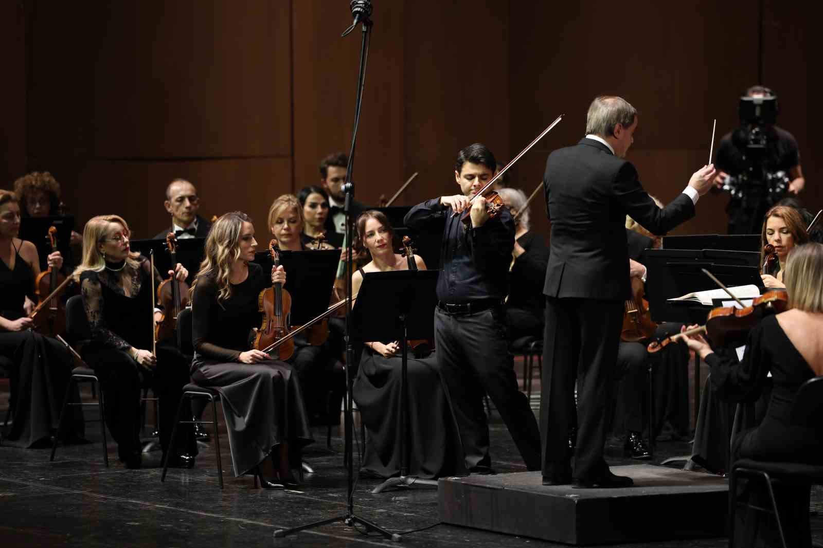 İstanbul Devlet Senfoni Orkestrası Aralık ayının ilk konserinde keman virtüözü Robert Lakatos’u ağırladı