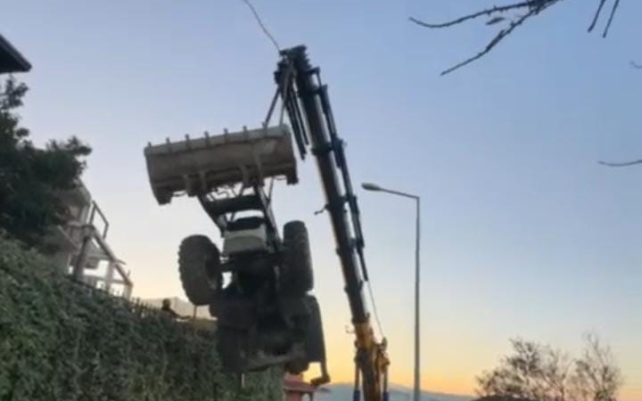 Mudanya’da kepçenin vinçten düştüğü anlar kameraya yansıdı